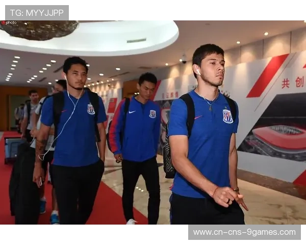 维拉公园球场暴雨如注,比赛多次中断,双方球员适应场地 维拉公园球场暴雨如注,比赛多次中断,双方球员适应场地