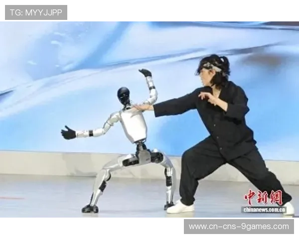 机器人足球赛啦啦队由舞者与机器共同表演，科技与艺术融合成亮点