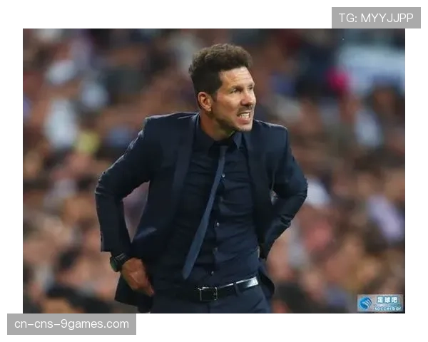 西蒙尼一身黑西装融进夜色，嘴角挂着一丝猎手般冷笑