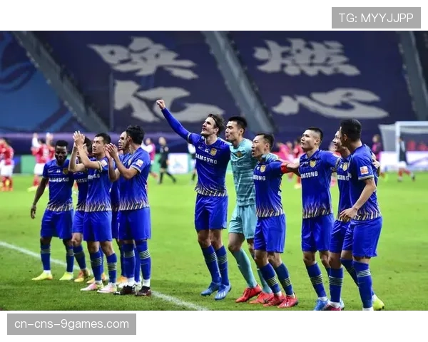 巴黎王子公园球场烟花绽放，庆祝球队晋级四强